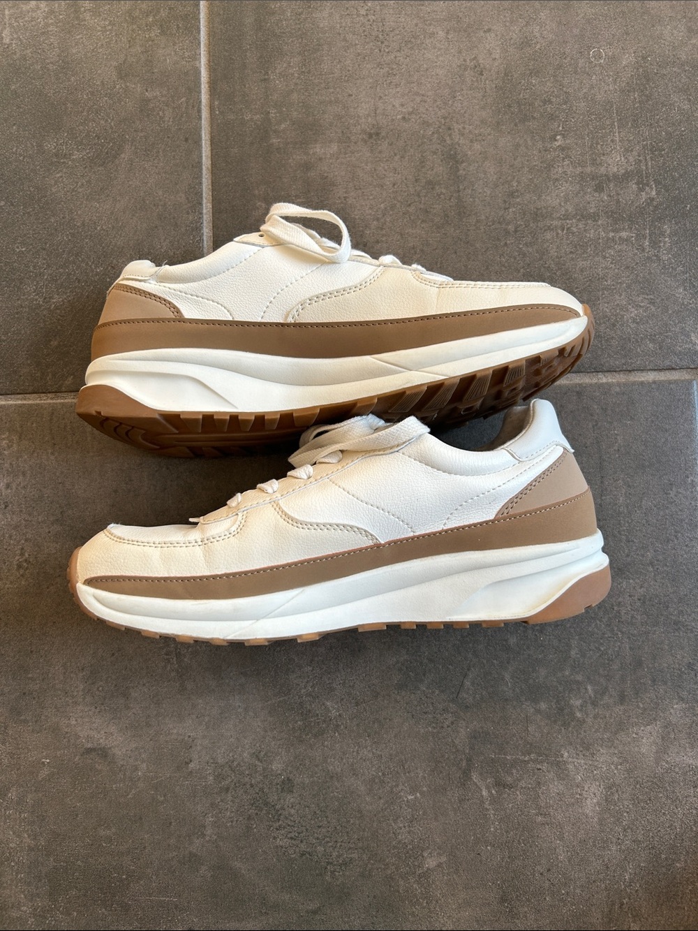 Cushionaire White and Tan Sneakers - Picture 4 of 12